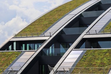Almanya, Augsburg 'da güneş pilleri ve yeşil çatılı Yenilikçi ofis binası, 8 Ağustos 2024
