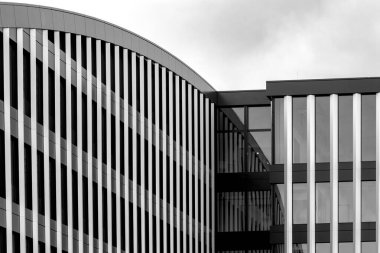 Almanya, Augsburg 'da güneş pilleri ve yeşil çatılı Yenilikçi ofis binası, 8 Ağustos 2024