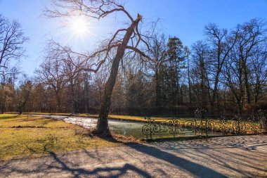 Güneşli bir kış gününde mavi gökyüzü ile demir köprü yaptım.