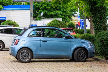 Kentsel ortamda Fiat 500 elektrikli araba, Almanya, Augsburg, 4.6.2025
