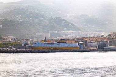 Korsika feribotu Bastia limanına yanaşıyor. Arka planda dağlar var. İtalya Bastia 10.6.2025