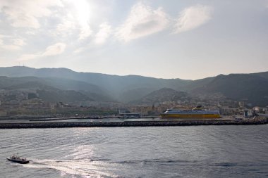 Korsika feribotu Bastia limanına yanaşıyor. Arka planda dağlar var. İtalya Bastia 10.6.2025