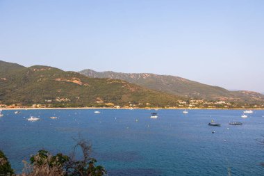 Yelkenli geniş körfez ve berrak mavi deniz Korsika