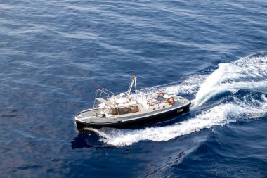 Korsikalı pilot botu mavi denizi hızla geçiyor İtalya, Bastia, 10.6.2025