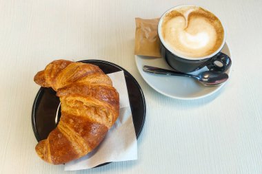 İtalya 'da ay çöreği ve kapuçino kahvaltısı.