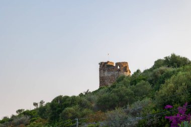 Korsika tepesindeki antik Ceneviz gözlem kulesinin kalıntıları.