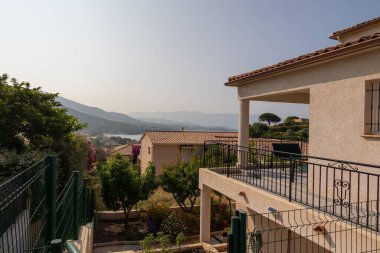 Korsika 'ya, bahçeye ve çatılara bakın.