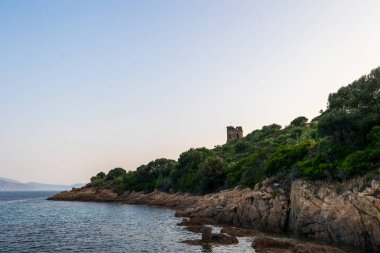 Korsika kıyısındaki eski Ceneviz kulesi 11 Haziran 2025