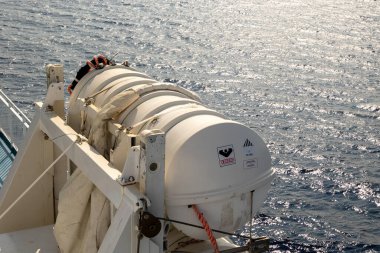 Gemi güvertesinde arka planda deniz bulunan cankurtaran konteynırı İtalya 10.6.2025