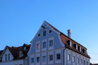 Friedberger Berg 'deki eski kasaba evi, akşam üstü mavi saatte, Almanya, Friedberg, 7.9.2024