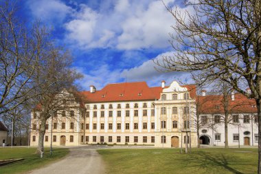 Thierhaupten Benedictine Manastırı Bavyera 'da bir bahar günü mavi gökyüzü ve değişen bulut örtüsüyle