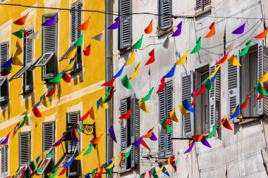 Tarihi Ajaccio kasabası Fransa, Korsika, Ajaccio 'daki binalar arasında renkli bayraklar 13 Haziran 2025