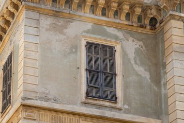 Tarihi bina, Fransa, Korsika, Ajaccio, 13 Haziran 2025 'te ahşap panjurlu eski yıpranmış pencere