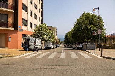 Ajaccio yan sokağı deniz manzaralı ve çiçek açan ağaçlarla Fransa, Korsika, Ajaccio, 13 Haziran 2025