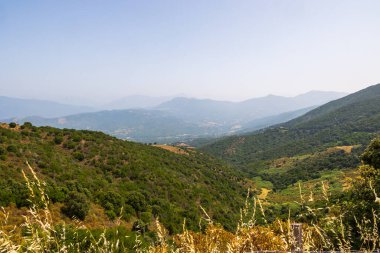 Yeşil vadilere ve Apietto tepelerinden uzak dağlara bakın, Fransa, Korsika, Apietto, 14 Haziran 2025