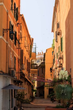 Turuncu cepheli ve çiçek desenli romantik bir sokak Fransa Korsika Ajaccio 10 Haziran 2025