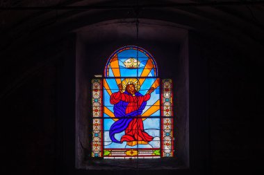 İsa 'nın taç, Fransa, Korsika, Cargse ile 15 Haziran 2025' te resmedildiği renkli vitray.