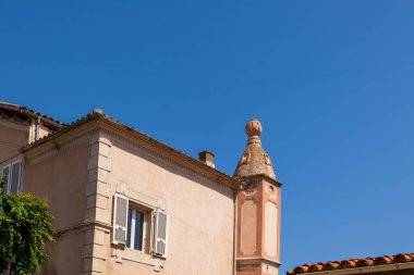 Süslü kule mavi gökyüzü altındaki tarihi bina, Fransa, Korsika, Cargse, 15 Haziran 2025