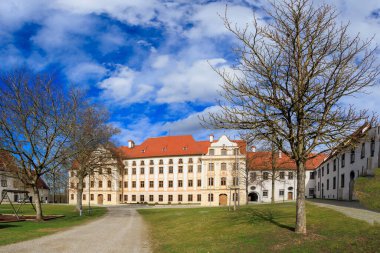 Thierhaupten Benedictine Manastırı Bavyera 'da bir bahar günü mavi gökyüzü ve değişen bulut örtüsüyle