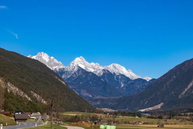 Vadi yolu ve karlı tepeleri olan dağ manzarası, Karres, Avusturya