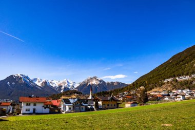 Karlı tepeleri ve dağlık manzarası olan Karres köyü, Avusturya