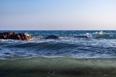 Kıyı dalgaları kayalara çarpıyor, Yunanistan, Korfu, 17 Haziran 2025
