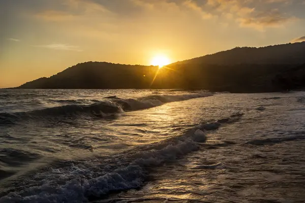 Dalgalar ve dağ siluetiyle gün batımı, Yunanistan, Korfu, 17 Haziran 2025