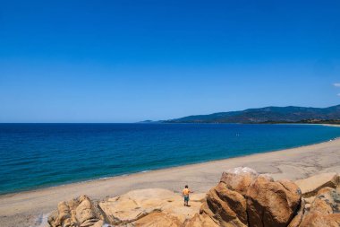 Turkuaz deniz ve kayalık kıyıları olan geniş kumlu sahil Fransa, Korsika, Cargse, 18 Haziran 2025