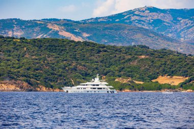 19 Haziran 2025 'te Fransa, Korsika, Cargse kıyılarında demirlemiş lüks bir yat.