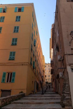 Renkli evleri ve turkuaz panjurları olan dar bir sokak, Fransa, Korsika, Bastia, 20 Haziran 2025