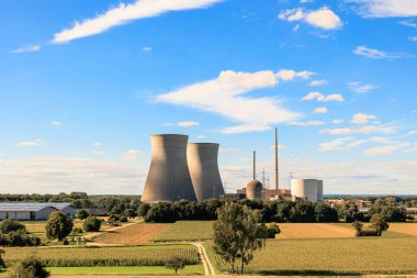 Soğutma kuleleri ve elektrik santrali gösteriliyor