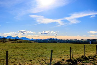 Parlak gökyüzü altında manzaralı bir manzara yakalıyorum.