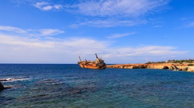 Sahil şeridi yakınlarında terk edilmiş gemi enkazı araştırılıyor.