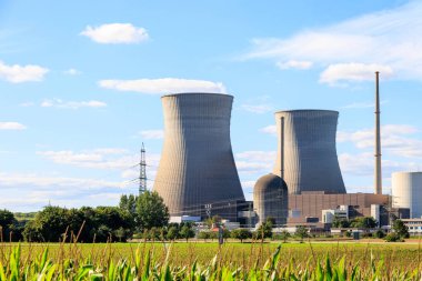 Nükleer santral soğutma kuleleri görüntüleniyor