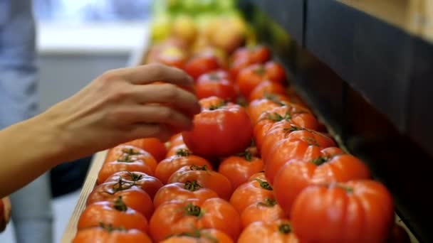 Kvinnans Händer Plockar Tomater Köket — Stockvideo