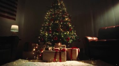 Evde ışıkları ve hediyeleri olan Noel ağacı.