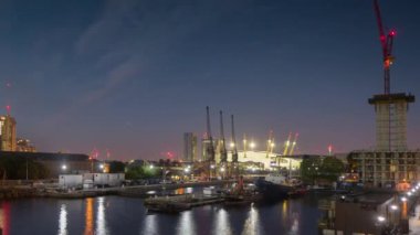 İngiltere 'deki Thames nehri ile Londra' da gece vakti