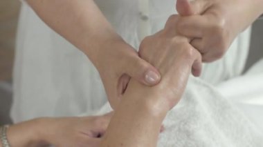 kaplıcada bir masajdan sonra kadın