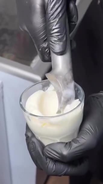 ソースでアイスクリームを準備する男 — ストック動画