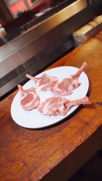 Mains Chef Mettant Sel Sur Une Tranche Juteuse Steak Cru — Video