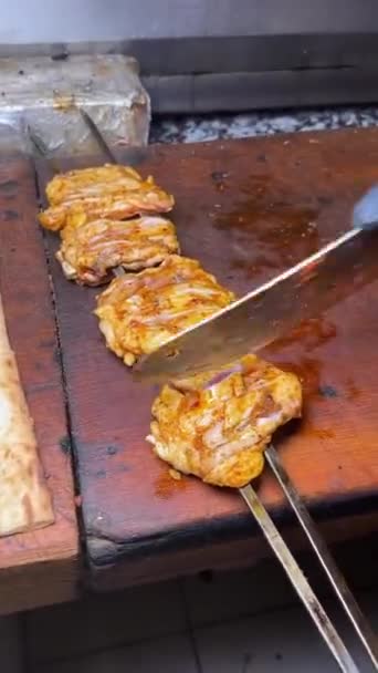 Chef Cozinhar Cordeiro Frango Espetos Kebab Fechar Carne Sizzling Chamas — Vídeo de Stock