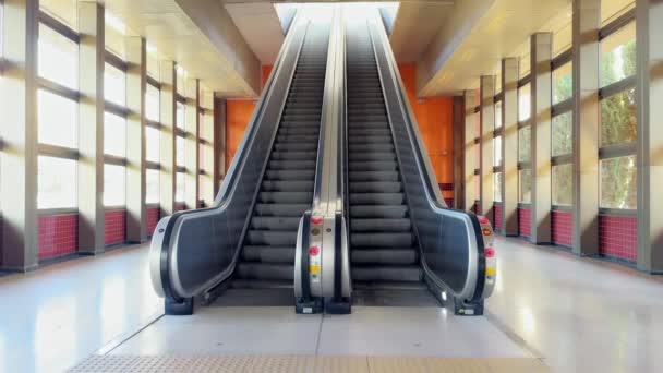 Havaalanında Yürüyen Merdiven — Stok video