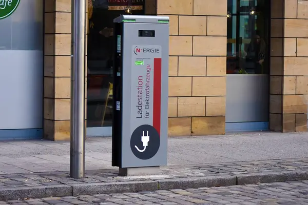 Parkta şarj olan elektrikli bir araba.