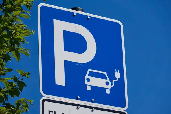 Elektrikli otomobil park işareti