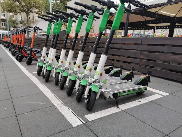 Bisikleti sokağa park ettim.