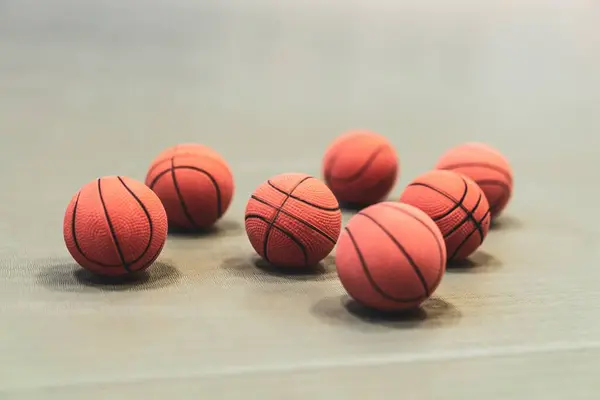 Basketbol topu yere düştü.