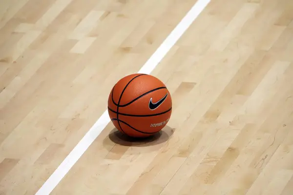 Basketbol sahası ve top.
