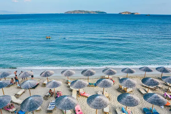 Plajda şemsiye ve şezlong görünümünü