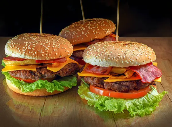 Tahtada et ve sebzeli lezzetli bir hamburger.