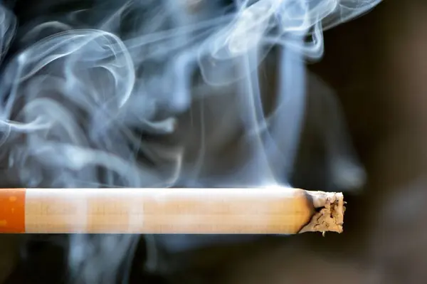 Arka planda sigara içiyorum.